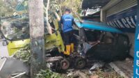 Keadaan kendaraan truk setelah menabrak. (ist) - Diduga Sopir Mengantuk, Truk Tabrak Kendaraan dan Tempat Usaha di Pinggir Jalan