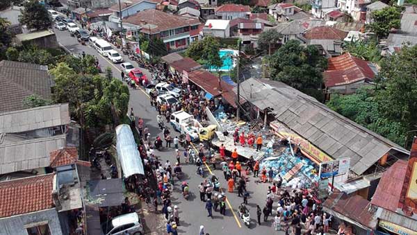 Kecelakaan beruntun di Puncak Bogor. (ist) - Kecelakaan Beruntun di Puncak Bogor Libatkan 5 Kendaraan dan 14 Korban