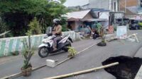 Kendaraan melintas hanya bisa menggunakan satu jalur secara bergantian. (ws10) - Jembatan Tirto Taruno Landungsari Dau Masih Belum Juga Diperbaiki
