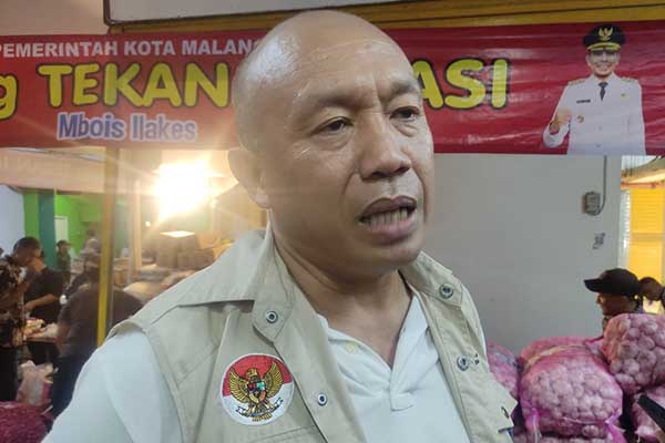 Kepala Diskopindag menyampaikan arahan penertiban PKL mencegah kemacetan. (rhd) - Pasca Revitalisasi Tiga Pasar, Diskopindag Utamakan Pedagang Resmi dan Tertibkan PKL