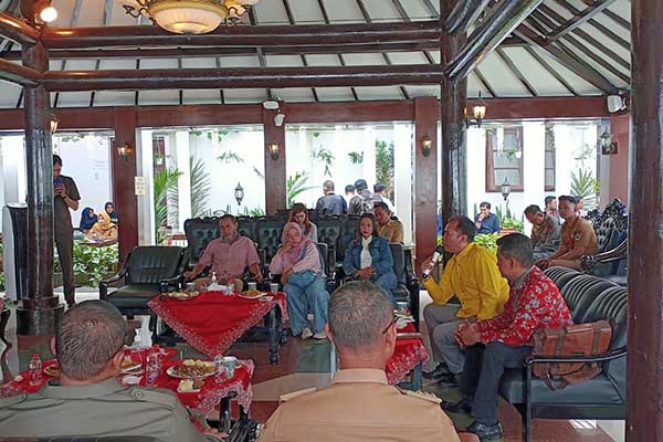 Ketua APBM menyampaikan aspirasi para pedagang Retawu Wilis. (ws10) - APPM Retawu Wilis Temui Pj Wali Kota Saat Ngombe