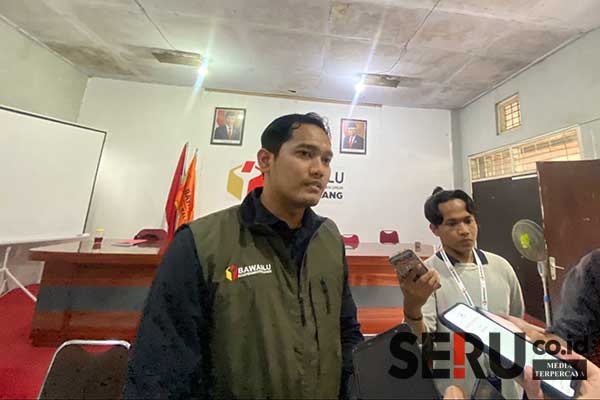 Ketua Bawaslu Kota Malang, Mochamad Arifudin SHum, menjawab pertanyaan awak media. (ws9) - Tinjau Kesiapan Bawaslu, Pj Wali Kota Malang: Progres Cukup Baik