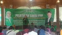 Ketua DPC PPP Situbondo, Zeiniye saat memberikan pemahaman dan pembekalan pada saksi di Kecamatan Panji Kabupaten Situbondo, Senin (29/1/2024). (Seru.co.id/aza) - DPC PPP Situbondo Berikan Pemahaman dan Pembekalan pada 2015 Orang Saksi