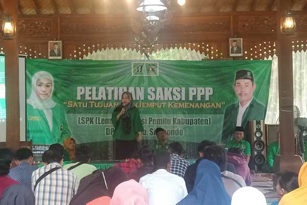 Ketua DPC PPP Situbondo, Zeiniye saat memberikan pemahaman dan pembekalan pada saksi di Kecamatan Panji Kabupaten Situbondo, Senin (29/1/2024). (Seru.co.id/aza) - DPC PPP Situbondo Berikan Pemahaman dan Pembekalan pada 2015 Orang Saksi