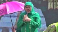 Ketua PP Muslimat NU, Khofifah Indar Parawansa, memberikan sambutan di hadapan massa yang hadir. (mul) - Hadiri Harlah Muslimat NU di Jember, Khofifah: Pemilu 2024 Harus Damai