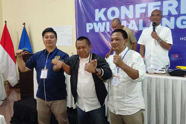 Ketua PWI Jatim, Lutfil Hakim, menggandeng dua kandidat Ketua PWI Malang Raya. (rhd) - Cahyono Kembali Pimpin Ketua PWI Malang Raya Periode 2024-2027
