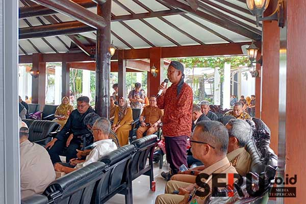 Ketua RW 06 Kelurahan Gading Kasri sampaikan keluhan banjir kepada Pj Wali Kota Malang. (Seru.co.id/ws10) - Warga Gading Kasri Mengadu Soal Banjir ke Pj Wali Kota Saat Ngombe