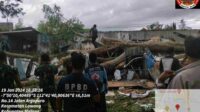 Sejumlah Warung di Terminal Lawang Rusak Berat Tertimpa Pohon Tumbang