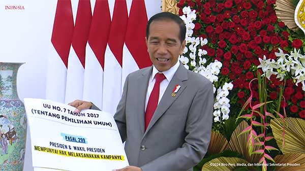Konferensi pers Presiden Jokowi. (ist) - Presiden Jokowi Bawa Karton Jelaskan UU Presiden Boleh Kampanye dan Memihak