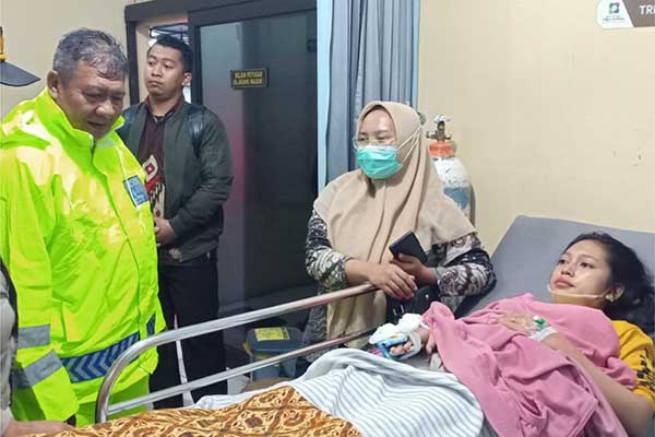 Korban saat di UGD Rumah Sakit Mitra Delima. (ist) - Hujan Deras Disertai Angin Kencang Tumbangkan Pohon, Seorang Wanita Jadi Korban