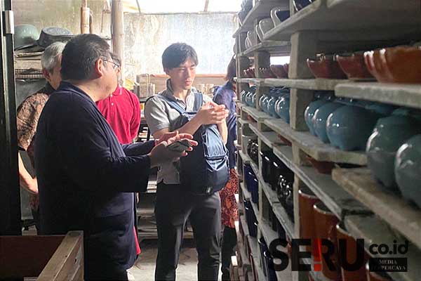 Kunjungan perusahaan Bond Shoji Jepang di Dinikoe Keramik. (ws9) - Bea Cukai Malang Gandeng UMKM Keramik Dinikoe Layani Ekspor Bond Shoji Jepang