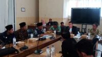 LBH Mitra Santri dan BPD desa Kayumas saat melakukan hearing bersama Komisi I DPRD kabupaten Situbondo. (Seru.co.id/aza) - Terkait Pemberhentian Kades Kayumas, LBH Mitra Santri Dampingi BPD ke DPRD Situbondo