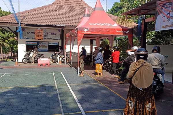 DRIVE THRU: Layanan pembayaran pajak kendaraan dengan sistem Drive Thru di KB Samsat Situbondo. (ist) - Pajak Kendaraan Bermotor di KB Samsat Situbondo Capai Target 100 Persen Lebih