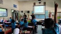 Mahasiswa BIPA UB mengajar di SDN 4 Lowokwaru. (ist) - BIPA UB Gelar Kelas Imersi dari 11 Negara, Ajar SDN Lowokwaru 4