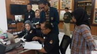Mahasiswa Sosiologi UB membuat buku saku untuk pemilih di luar domisili. (Seru.co.id/ws10) - Cegah Golput Perantau, Mahasiswa UB Membuat Buku Saku Digital