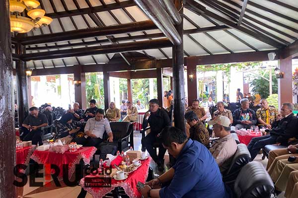 Mahasiswa Unisma, Baihaqi menyampaikan uneg-unegnya saat Ngombe di Balai Kota Malang. (ws9) - Pemkot Malang Percepat Ranperda Fasilitasi P4GN di Kampus dan Kelurahan