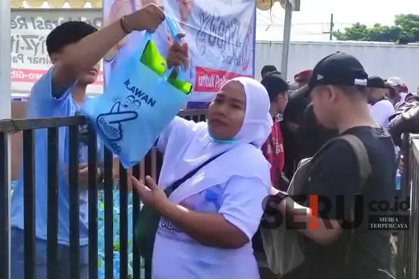 Massa Pendukung Prabowo-Gibran Dimanjakan Senam Gemoy Hingga Sembako Murah