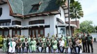 Mayjen TNI Rafael Granada Baay berfoto bersama di Makorem 083/Bdj. (ws10) - Pangdam V/Brawijaya Kunjungi Jajaran Makorem 083/Bdj, Berkenalan Forkopimda Kota Malang