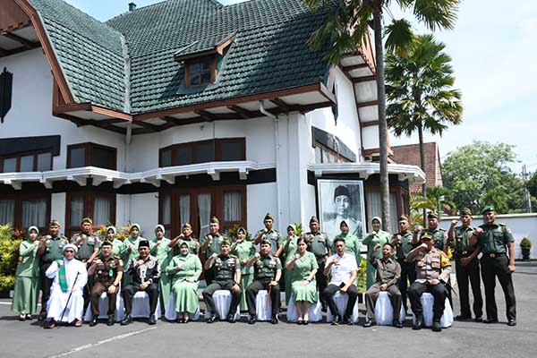 Mayjen TNI Rafael Granada Baay berfoto bersama di Makorem 083/Bdj. (ws10) - Pangdam V/Brawijaya Kunjungi Jajaran Makorem 083/Bdj, Berkenalan Forkopimda Kota Malang