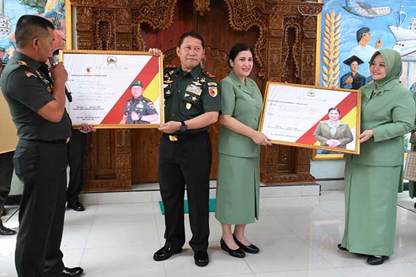 Mayjen TNI Rafael Granada Baay didampingi istri, Ketua Persit Kartika Chandra Kirana Daerah V/Brawijaya, memberikan pesan dan kesan. (ist) - Pangdam V/Brawijaya Beri Pesan Prajurit PNS dan Persit Korem 083/Bdj