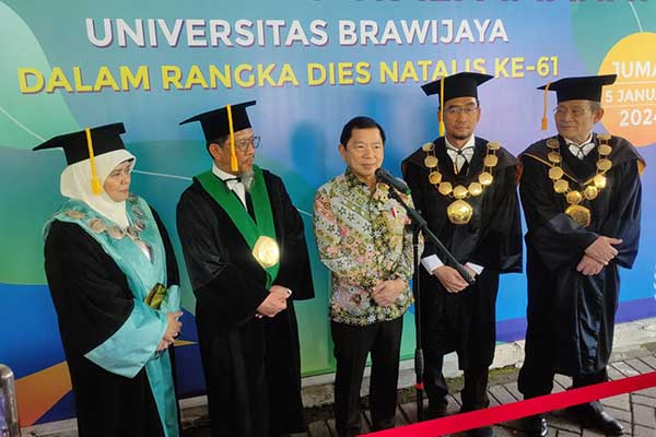 Menteri PPN bersama Rektor UB dan jajarannya, menjawab pertanyaan awak media. (rhd) - Dies Natalis ke-61 UB Angkat Sehat Bermartabat, Menteri Suharso Dukung Bangun RS Pendidikan