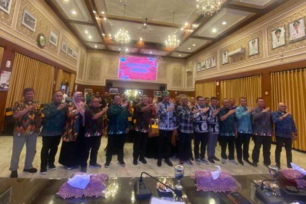 OPD Pemkot Malang bersama Pj Wali Kota Malang, Bupati Kubu Raya dan jajarannya dalam kunjungan di Balaikota Malang. (ws9) - Pemkot Malang Sambut Kunker Pemkab Kubu Raya Terkait Inovasi Daerah