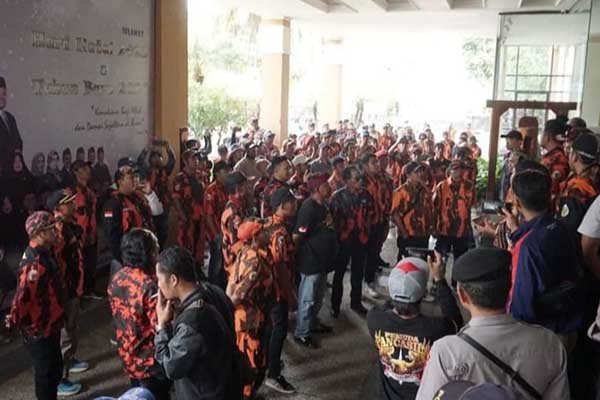 Ormas PP saat menyuarakan aspirasinya di depan Gedung DPRD Batu. (ist) - Prihatin, Pemuda Pancasila Kota Batu Gelar Aksi Damai Tuntut Tiga Hal
