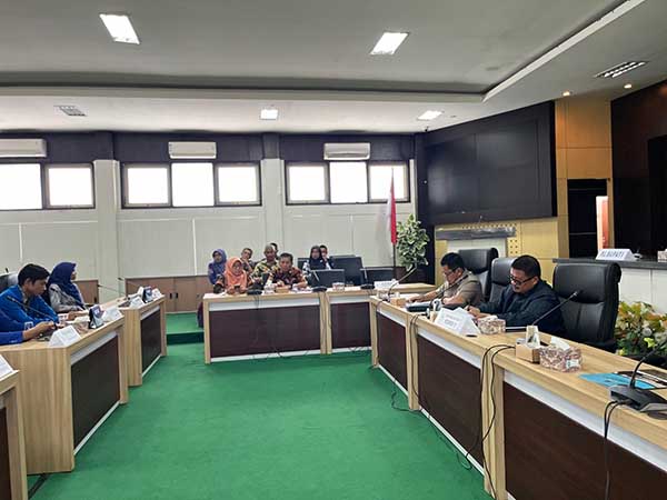 PC PMII saat audiensi dengan Dewan Perwakilan Rakyat Daerah (DPRD) Komisi II, Kamis (11/01/2024) - PC PMII Datangi DPRD Desak Cabut Perizinan Distributor Pupuk Bersubsidi