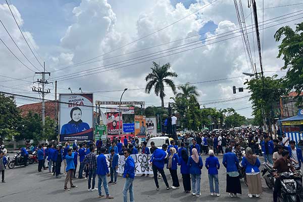 PMII Pamekasan menggeruduk kantor Pemkab setempat. Demo mereka lakukan karena pupuk bersubsidi langka, Selasa (9/01/2024). (Seru.co.id/luq) - Pupuk Bersubsidi Langka, PMII Geruduk Pemkab Pamekasan