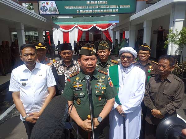 Pangdam V/Brawijaya bersama Pj Wali Kota dan Forkopimda Malang menjawab pertanyaan awak media. (rhd) - Pangdam V/Brawijaya Kunjungi Jajaran Makorem 083/Bdj, Berkenalan Forkopimda Kota Malang