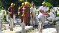 Para LVRI ziarah dan tabur bunga HUT Ke-67 LVRI di TMP Suropati. (ist) - Babinsa Dampingi Ziarah dan Tabur Bunga HUT Ke-67 LVRI di TMP Suropati