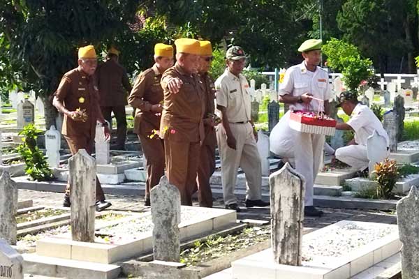 Para LVRI ziarah dan tabur bunga HUT Ke-67 LVRI di TMP Suropati. (ist) - Babinsa Dampingi Ziarah dan Tabur Bunga HUT Ke-67 LVRI di TMP Suropati