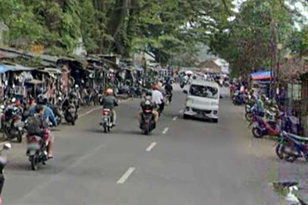 Pedagang onderdil di luar Pasar Loak Comboran. (ws9) - Pj Wali Kota Bakal Penuhi Akses Motor Pedagang Pasar Loak Comboran