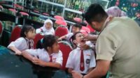 Pemberian imunisasi Polio kepada anak usia 0 sampai 7 tahun di sekolah dasar. (ist) - Capaian Sub PIN Polio Kick Off Hari Pertama di Kota Batu