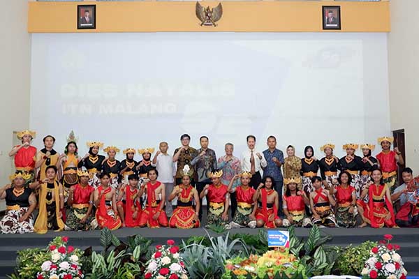 Penampilan Topeng Malangan yang dipersembahkan oleh mahasiswa ITN bersama mahasiswa program PMM. (ist) - Kado Dies Natalis ke-55, ITN Malang Terima SK Prodi Doktor Manajemen Rekayasa