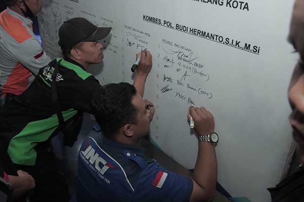 Penandatanganan oleh komunitas otomotif. (ws10) - Ditlantas Polda Jatim Bersama Komunitas Otomotif Siap Wujudkan Zero Knalpot Tidak Sesuai Spektek