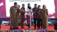Penekanan tombol bersama, tanda diresmikannya perluasan pembangunan Depot Arsip. (ist) - Perluasan Depot Arsip Pemkot Batu Rampung, Kini Lebih Representatif