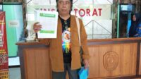 Pengamat Kebijakan Publik, Amirul Mustafa saat mendatangi Kantor Inspektorat Kabupaten Situbondo, Rabu (17/1/2024). (ist) - LSM di Situbondo Laporkan Dugaan Pelanggaran Dokter Spesialis ke InspektoratPengamat Kebijakan Publik, Amirul Mustafa saat mendatangi Kantor Inspektorat Kabupaten Situbondo, Rabu (17/1/2024). (ist) - LSM di Situbondo Laporkan Dugaan Pelanggaran Dokter Spesialis ke Inspektorat