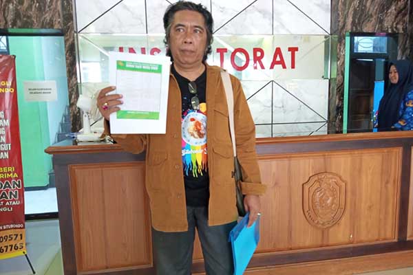 Pengamat Kebijakan Publik, Amirul Mustafa saat mendatangi Kantor Inspektorat Kabupaten Situbondo, Rabu (17/1/2024). (ist) - LSM di Situbondo Laporkan Dugaan Pelanggaran Dokter Spesialis ke InspektoratPengamat Kebijakan Publik, Amirul Mustafa saat mendatangi Kantor Inspektorat Kabupaten Situbondo, Rabu (17/1/2024). (ist) - LSM di Situbondo Laporkan Dugaan Pelanggaran Dokter Spesialis ke Inspektorat