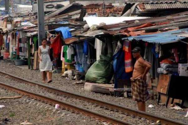 Pengangguran dan kemiskinan di areal perkampungan kumuh rel Kereta Api. (ist) - Disnaker Tekan Angka Pengangguran di Kota Malang Melalui Pelatihan Siap Kerja