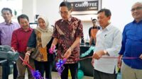 Pengguntingan pita peresmian Cakraffe Longue oleh rektor UM. (ist) - Rektor UM Resmikan Cakraffee Longue di Graha Rektorat Lantai 1 - Rektor UM Resmikan Cakraffee Lounge di Graha Rektorat Lantai 1