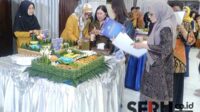 Penilaian oleh dewan juri pada beberapa tumpeng yang dilombakan. (rhd) - Lomba Tumpeng Akrabkan Sivitas Akademika, Warnai Dies Natalis ke-55 ITN Malang
