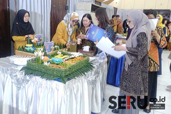 Penilaian oleh dewan juri pada beberapa tumpeng yang dilombakan. (rhd) - Lomba Tumpeng Akrabkan Sivitas Akademika, Warnai Dies Natalis ke-55 ITN Malang