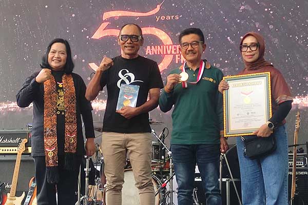Penyerahan Rekor MURI atas rekor 'Bersepeda Menempuh Jarak Terjauh' sejauh 1.000 kilometer. (rhd) - Peresmian Auditorium Hingga Rekor MURI, Warnai Dies Natalis ke-50 FK UB