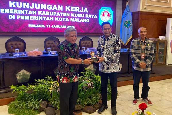 Penyerahan cendera mata oleh Bupati Kubu Raya bersama Pj Wali Kota Malang. (ws9) - Pemkot Malang Sambut Kunker Pemkab Kubu Raya Terkait Inovasi Daerah