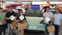 Penyerahan secara simbolis kepada 3 pemilik BinguoEV di Malang. (ist) - Wuling Launching BingouEV, Mobil Listrik 4 Pintu Baterai Kapasitas Besar