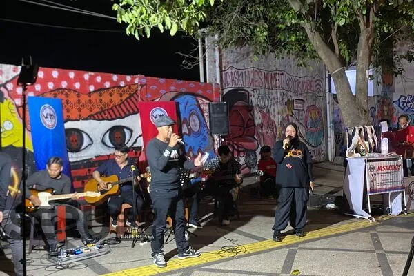 VOM Wadahi Karya Original Musisi Malang Gigs Kecil di Kayutangan