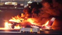 Pesawat Jepang Airlines terbakar. (ist) - Pesawat Japan Airlines Terbakar, 5 Penumpang Tewas