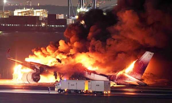 Pesawat Jepang Airlines terbakar. (ist) - Pesawat Japan Airlines Terbakar, 5 Penumpang Tewas