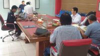 Petugas Imigrasi Kelas I TPI Malang melayani pembuatan paspor anggota PWI Malang Raya. (ist) - Hari Bhakti ke-47, Kantor Imigrasi Malang Layani Paspor PWI Malang Raya - Hari Bhakti ke-74, Kantor Imigrasi Malang Layani Paspor PWI Malang Raya